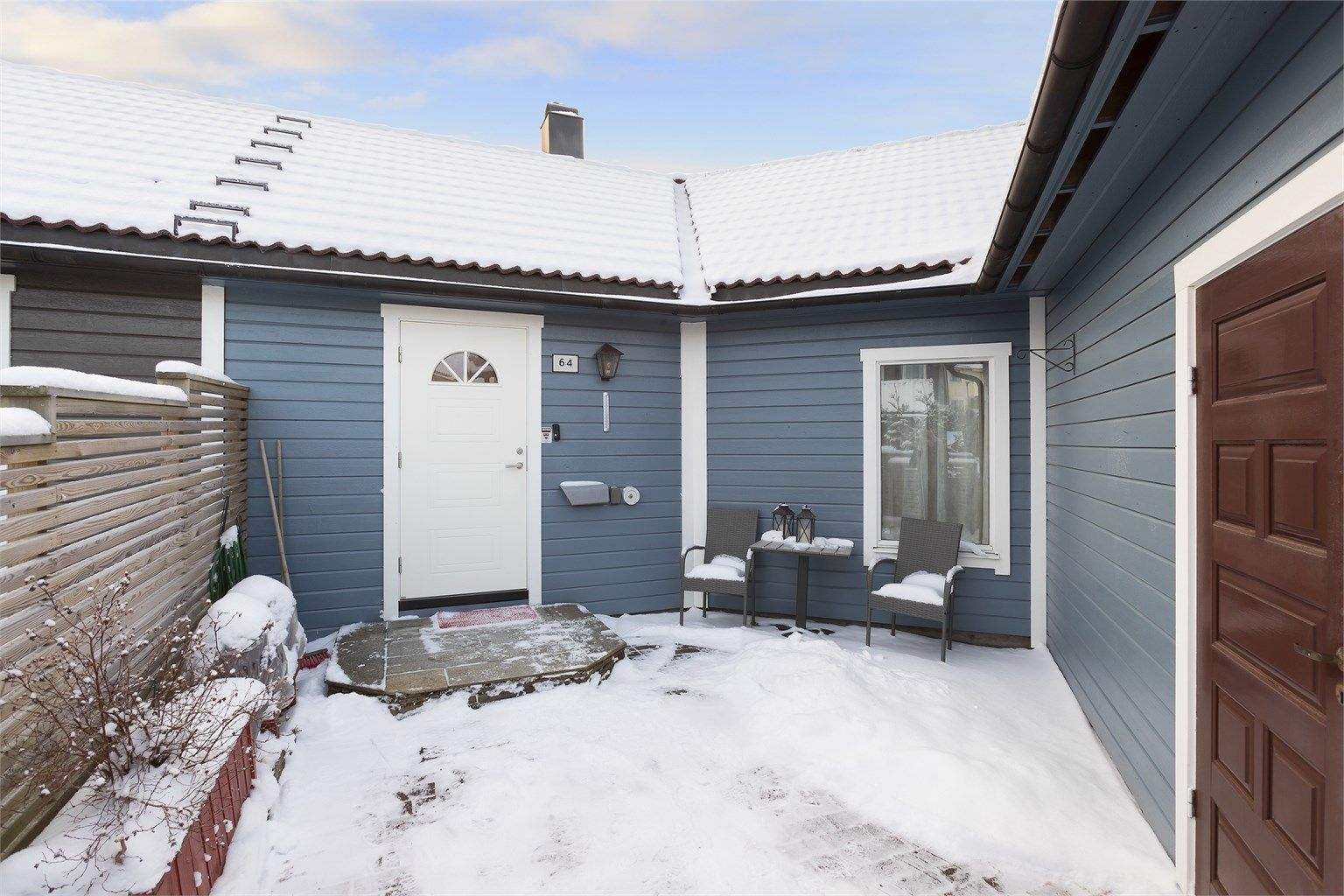 Hyggelig inngangsparti med plass til hagebord og stoler