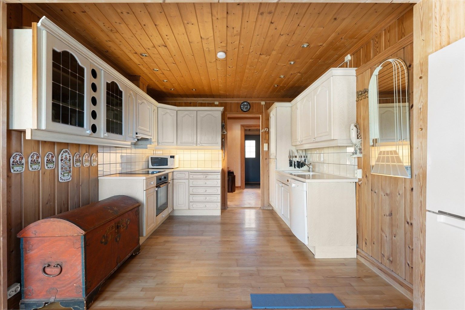 Kjøkkenet har også en praktisk adkomst fra gangen/entréen