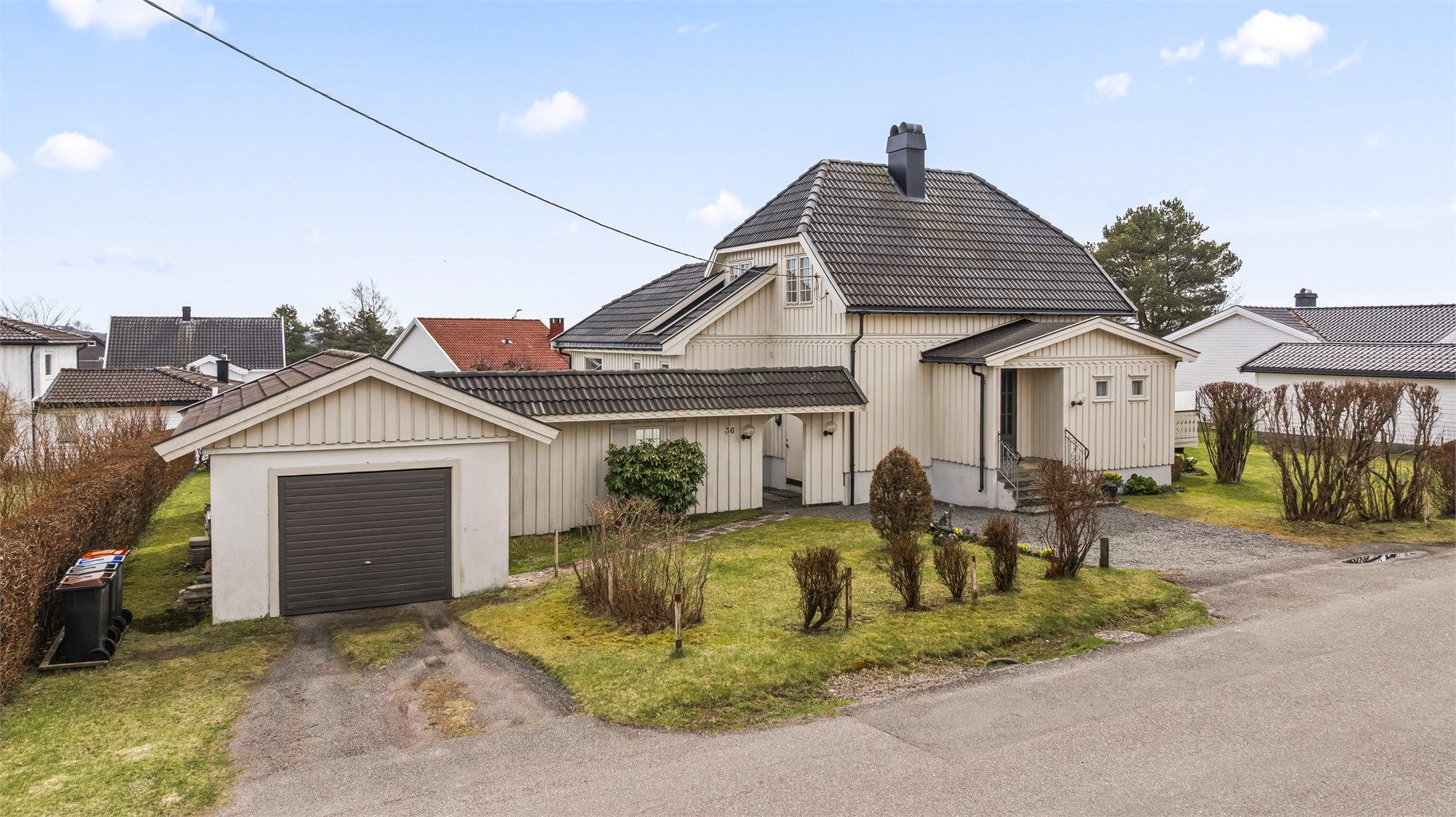Eiendommen har en frittstående garasje fra 1952, samt en separat utebod, som gir rikelig med lagrings- og hobbyplass.