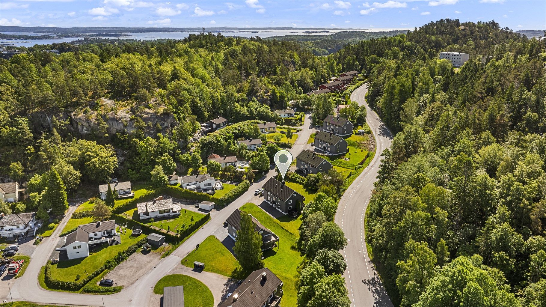 For pendlere er det enkel adkomst til E18, og Torp lufthavn er en kort kjøretur unna.