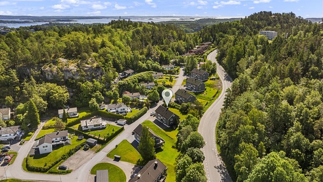For pendlere er det enkel adkomst til E18, og Torp lufthavn er en kort kjøretur unna.
