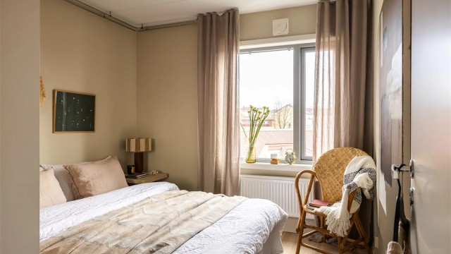 Hovedsoverommet er av god størrelse og er delikat innredet med stor dobbeltseng og tilhørende nattbord.
