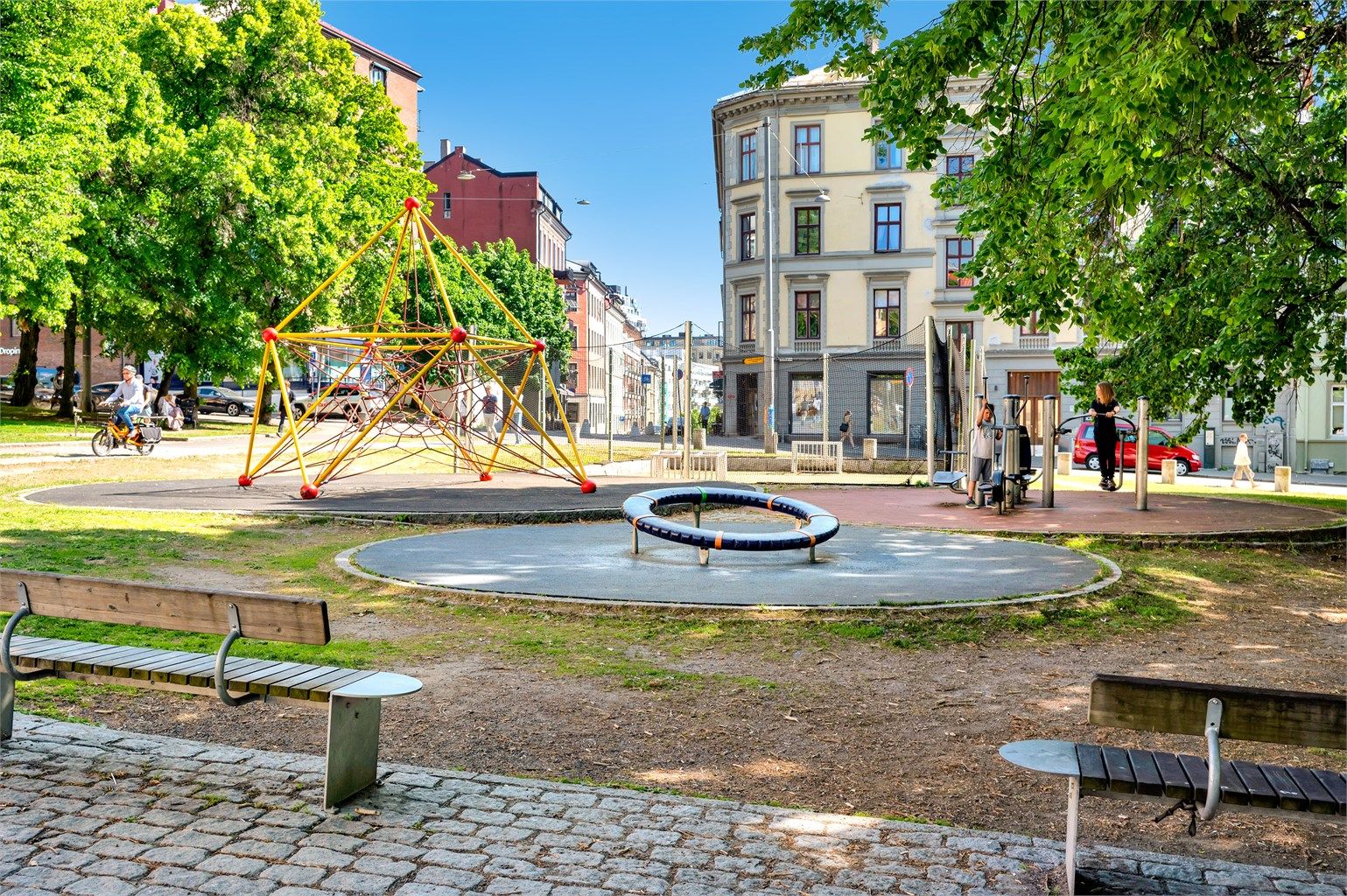 Området byr på flere grønne lunger og lekeplasser for rekreasjon.
