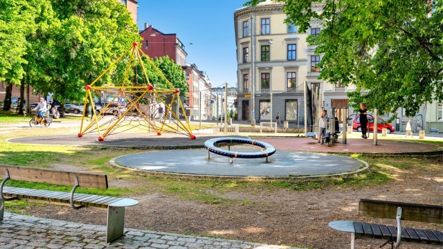 Området byr på flere grønne lunger og lekeplasser for rekreasjon.