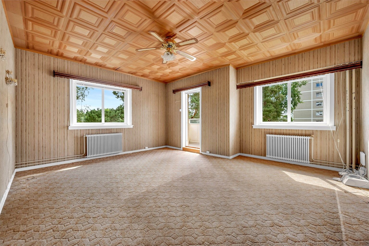 Stuen er av god størrelse og har godt med vinduer.