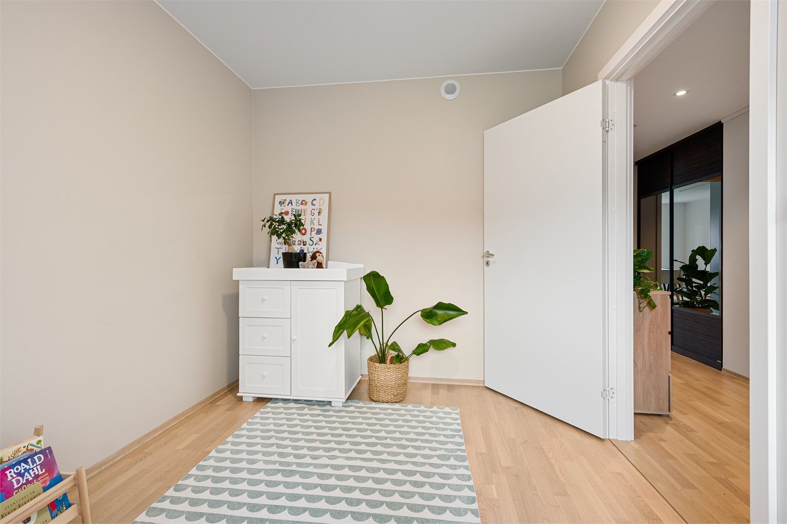 Fra soverom nr. 2 mot gang. Det er god plass til garderobe også her om ønskelig