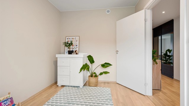 Fra soverom nr. 2 mot gang. Det er god plass til garderobe også her om ønskelig
