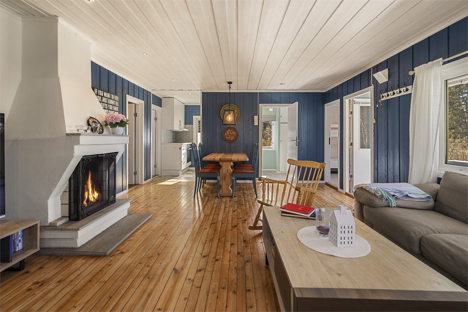 Gulvet er belagt med solide gulvbord som gir en klassisk stil.