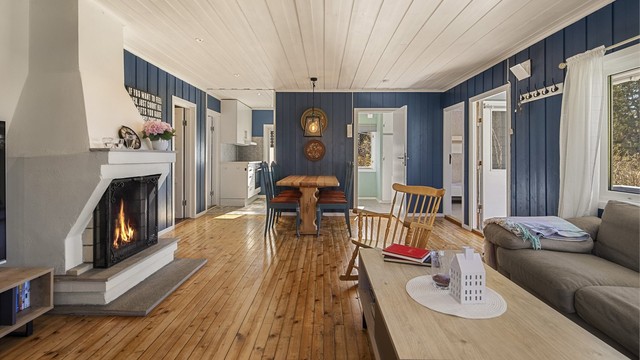 Gulvet er belagt med solide gulvbord som gir en klassisk stil.