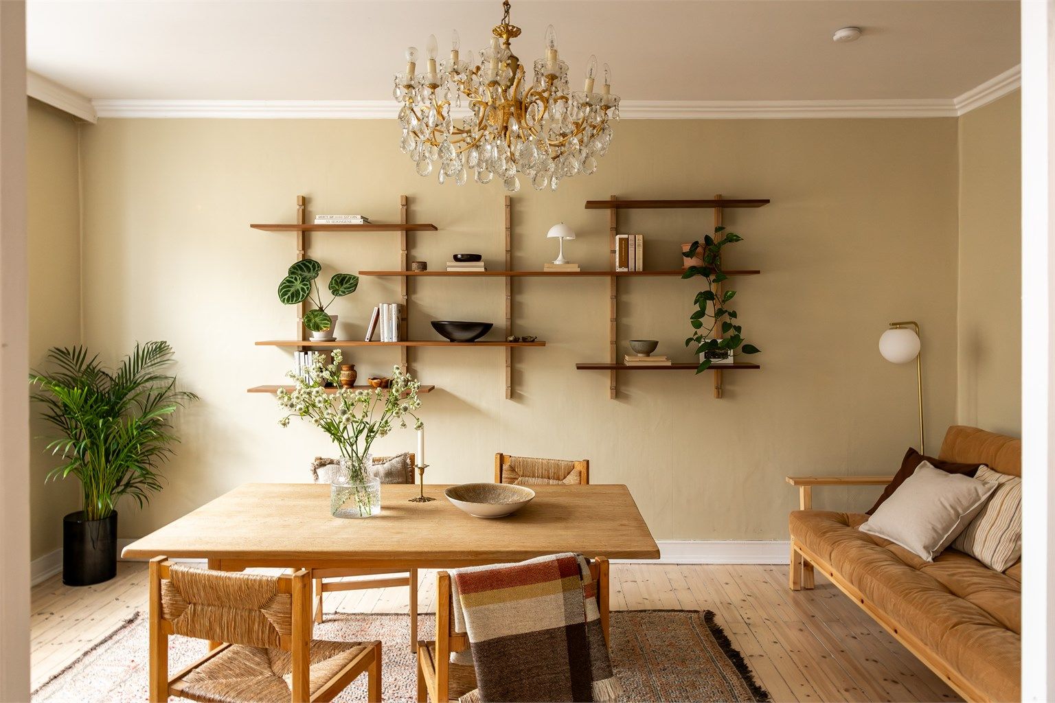 Spisestuen har en generøs takhøyde på 2,65m og har gode møbleringsmuligheter.