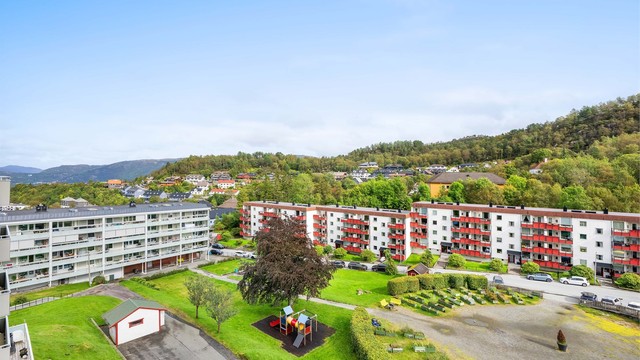 - Utsikt over fellesareal fra balkongen med utgang fra stuen -
