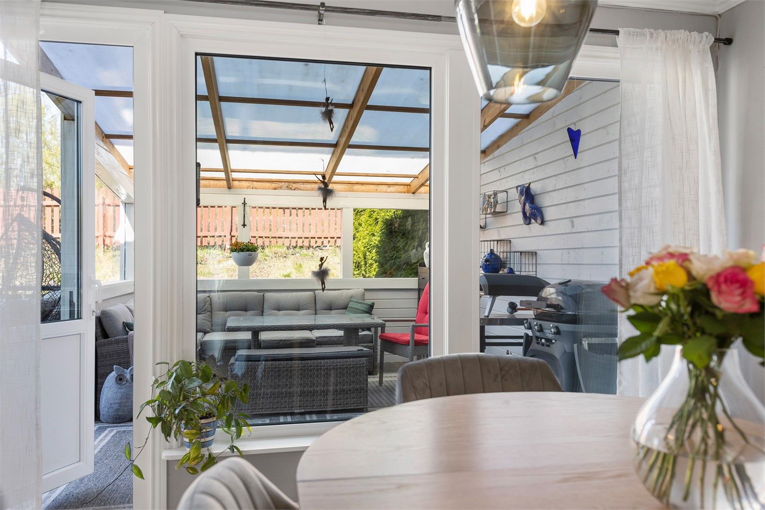 Den overbygde terrassen fungerer som en forlengelse av stuen gjennom sommerhalvåret.