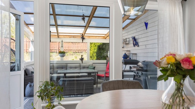 Den overbygde terrassen fungerer som en forlengelse av stuen gjennom sommerhalvåret.