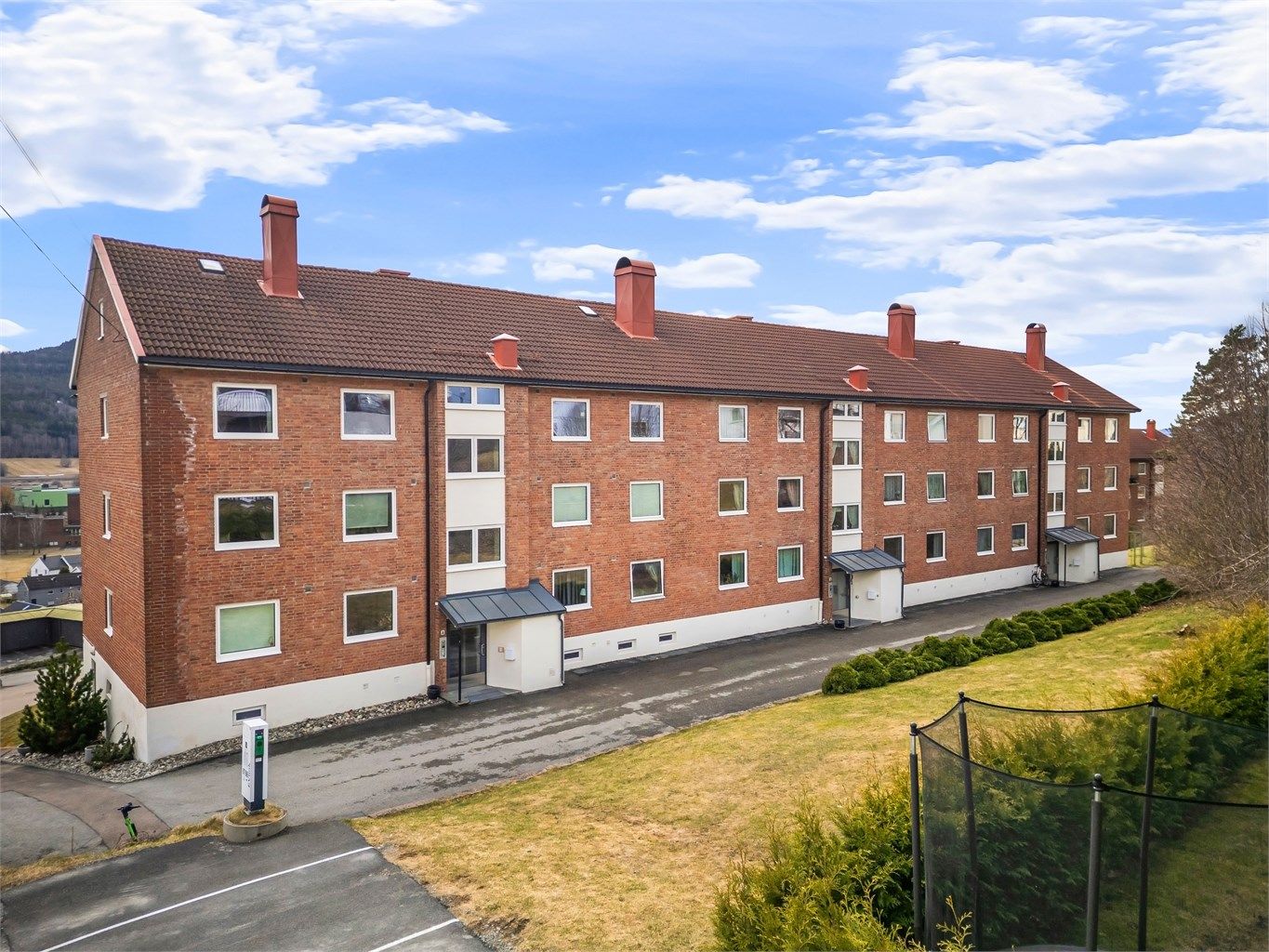  Leiligheten er beliggende i en høy 1. etasje med trappeadkomst til leilighetens etasjeplan