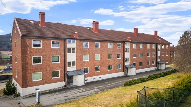 Leiligheten er beliggende i en høy 1. etasje med trappeadkomst til leilighetens etasjeplan