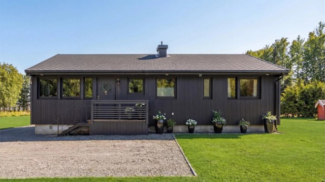 Krogsveen v/ Anders Brodshaug Berger presenter Bjørgegutua 4 - Foto: Flytende Film AS (Thor Øyvind Borgersen) (Bilde er redigert med AI)