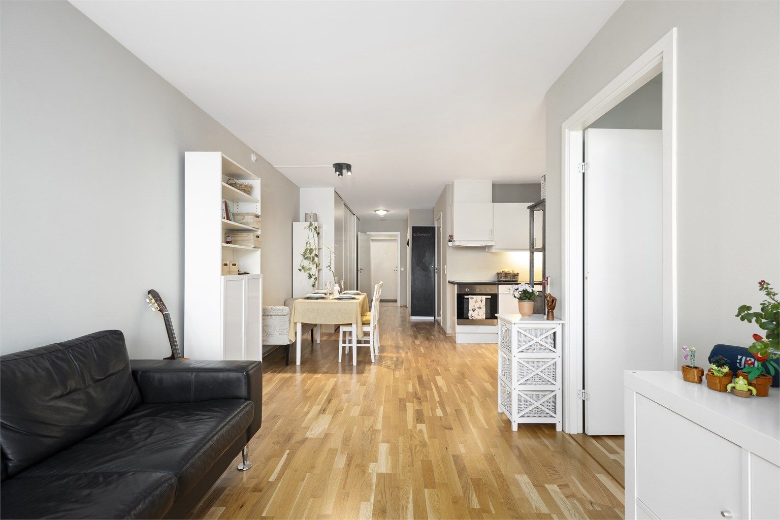 Stuen er av god størrelse og har plass til sofa, tilhørende salongbord og en TV-seksjon.