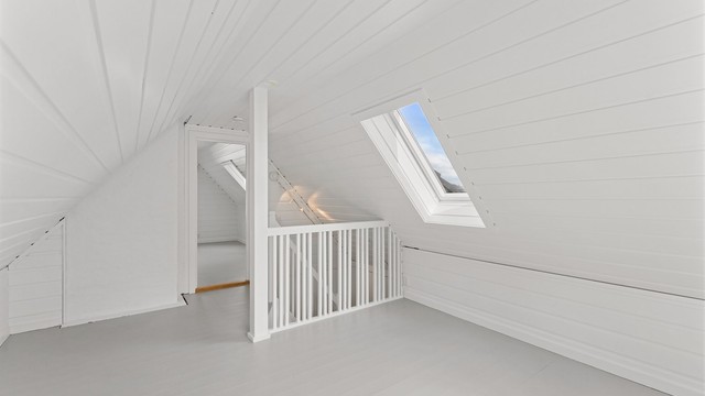 Den åpne loftstuen får lys fra takvinduer og har en fleksibel planløsning.