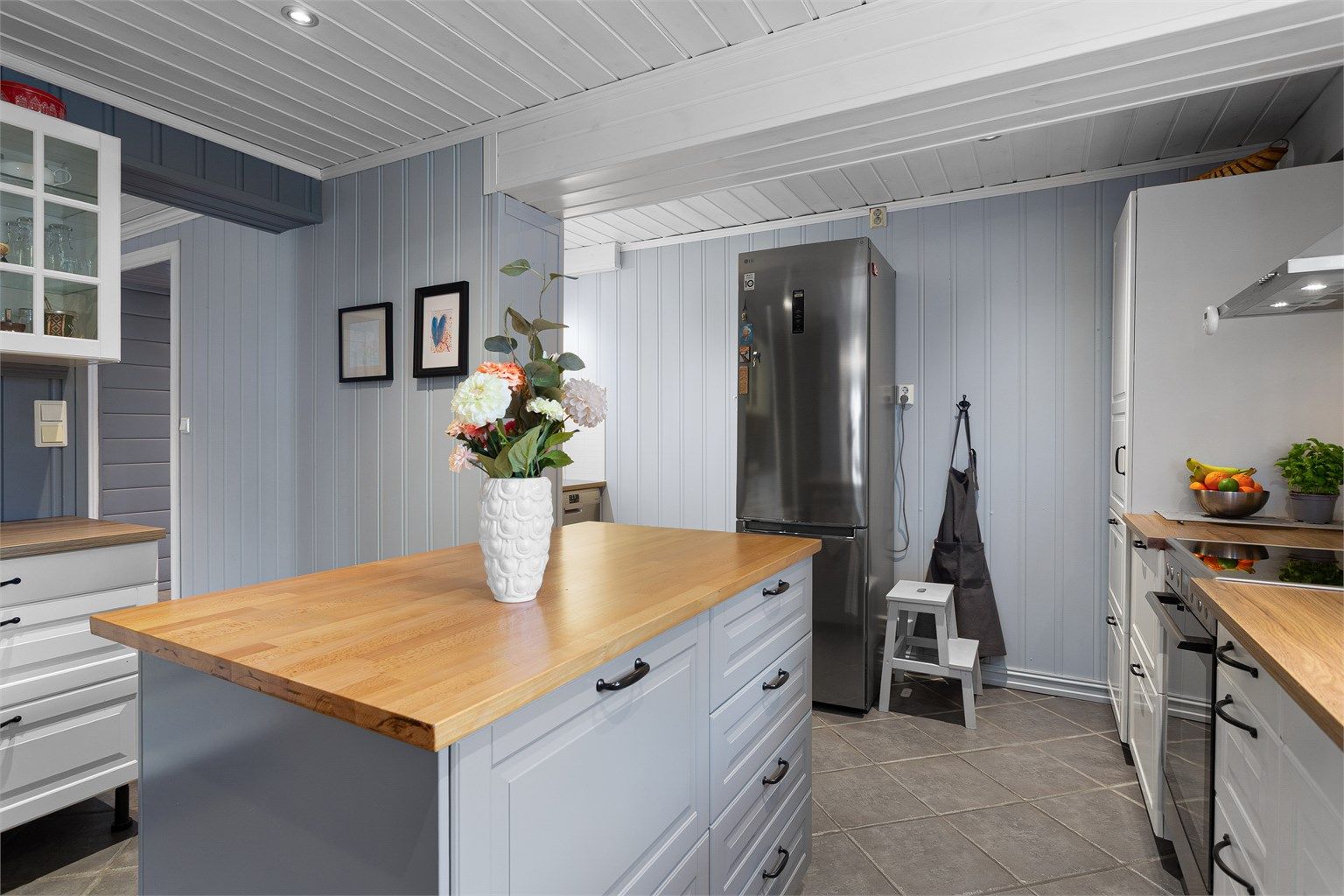 Romslig kjøkken med god lagringsplass