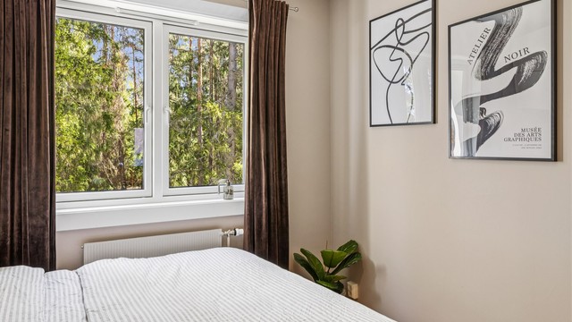 Vinduet på soverommet vender ut mot rolige, grønne omgivelser og ble skiftet i 2019.