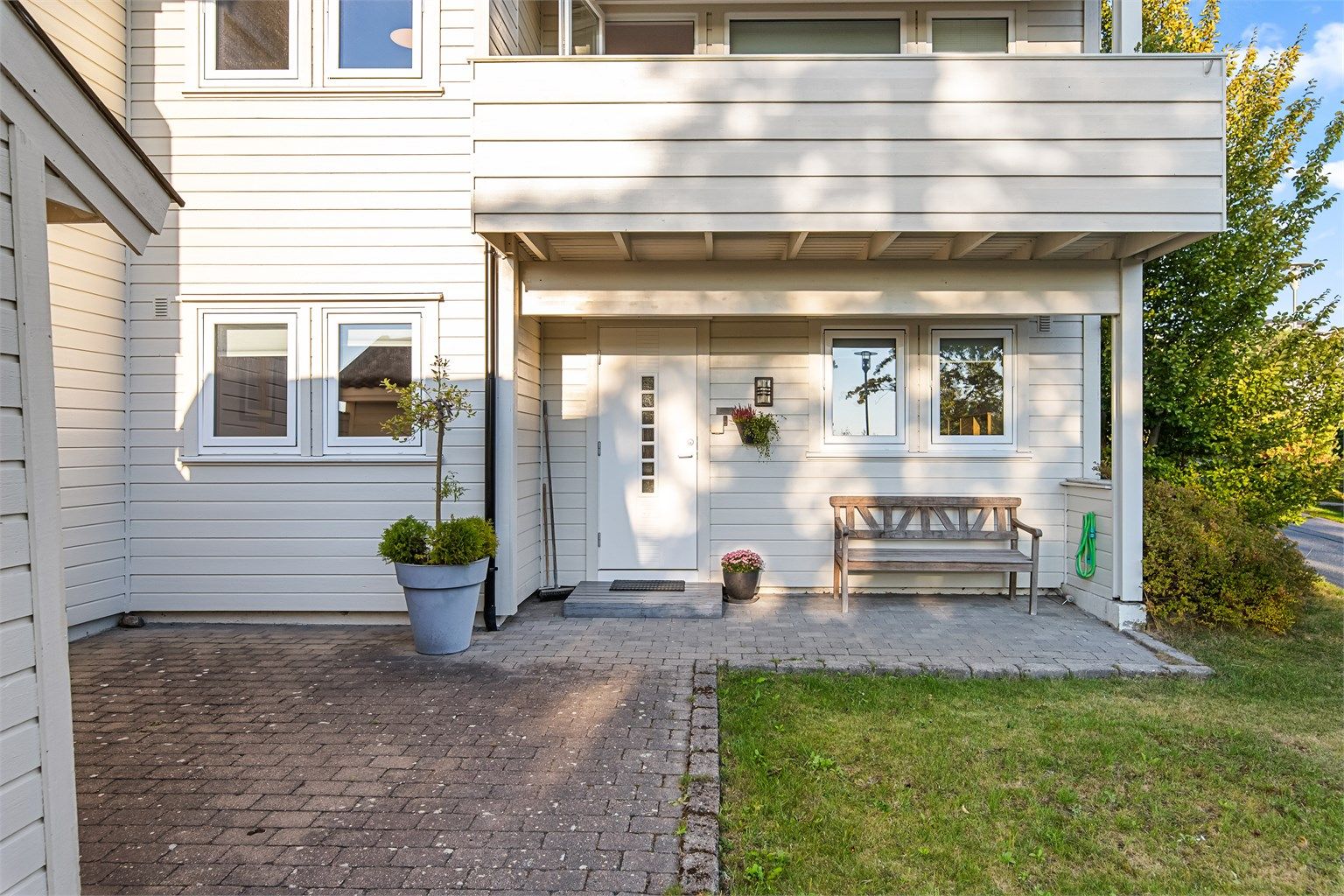 Fra utgangsdøren er det kort gangvei til Gokstad barneskole. 