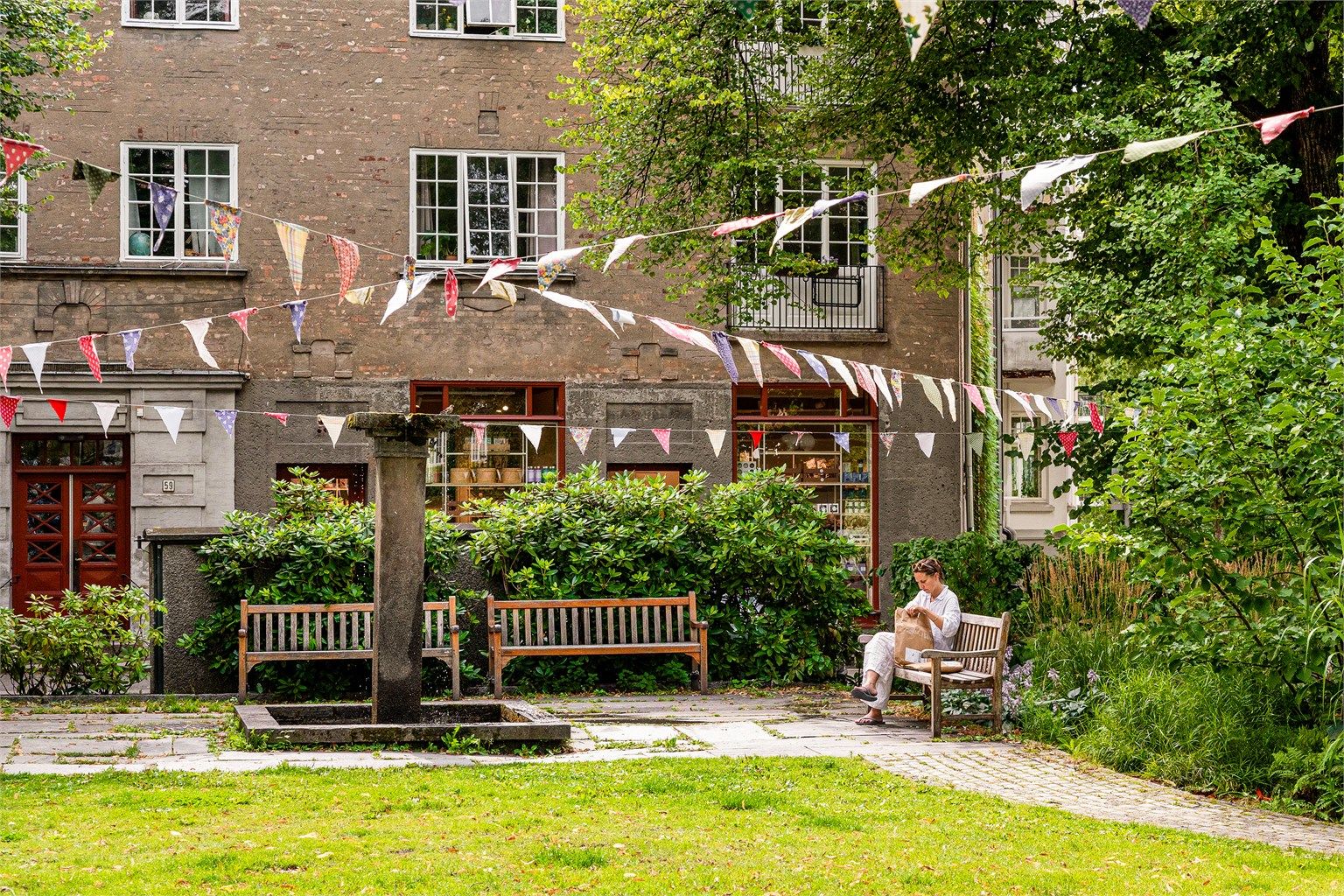 Nærområdet byr på flere grønne lunger, trivelig kaféer og kulturtilbud. Her sees Lille Jacob plass på Jessenløkken. 