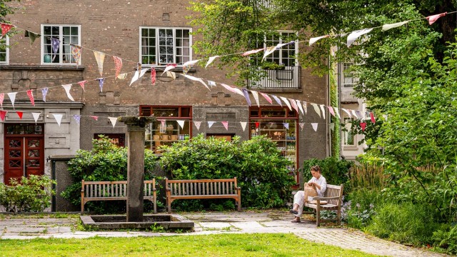 Nærområdet byr på flere grønne lunger, trivelig kaféer og kulturtilbud. Her sees Lille Jacob plass på Jessenløkken.