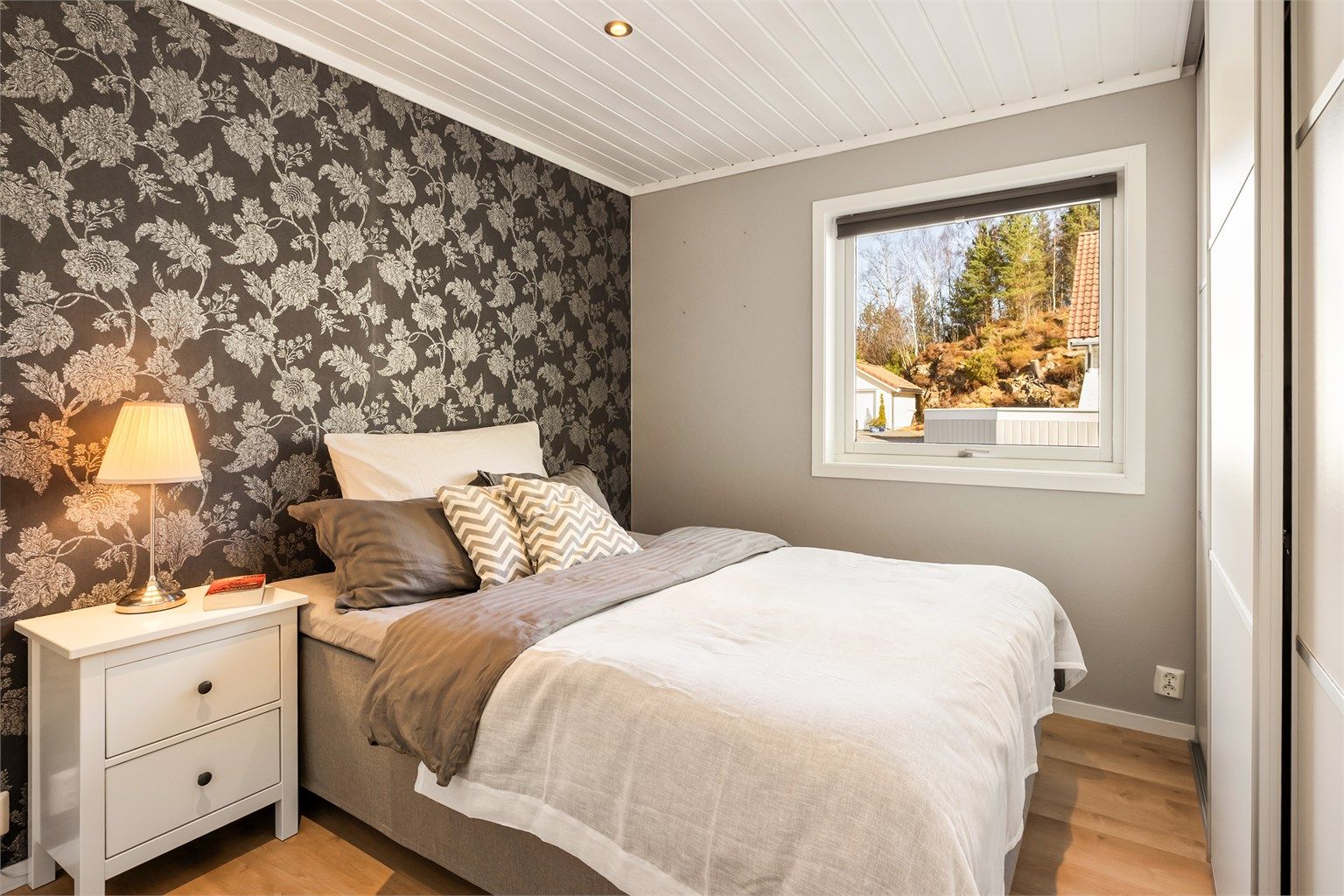 Hovedsoverommet på 11 m² ligger i første etasje og har god plass til dobbeltseng og garderobeløsning.