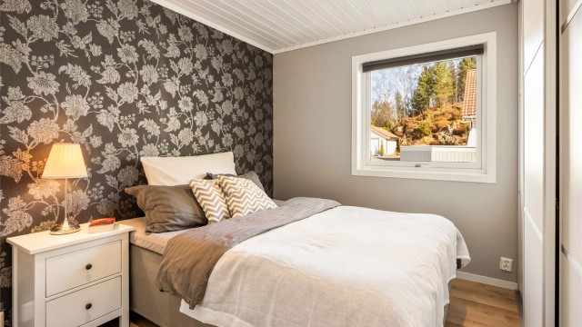Hovedsoverommet på 11 m² ligger i første etasje og har god plass til dobbeltseng og garderobeløsning.