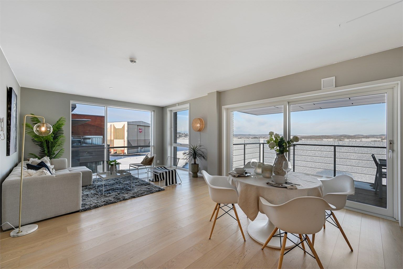  De store vindusflatene gir et moderne og lyst inntrykk.