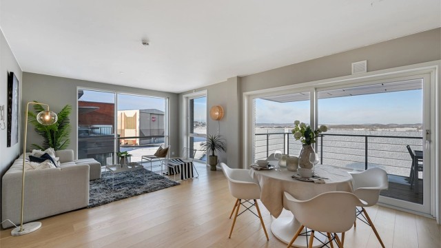 De store vindusflatene gir et moderne og lyst inntrykk.