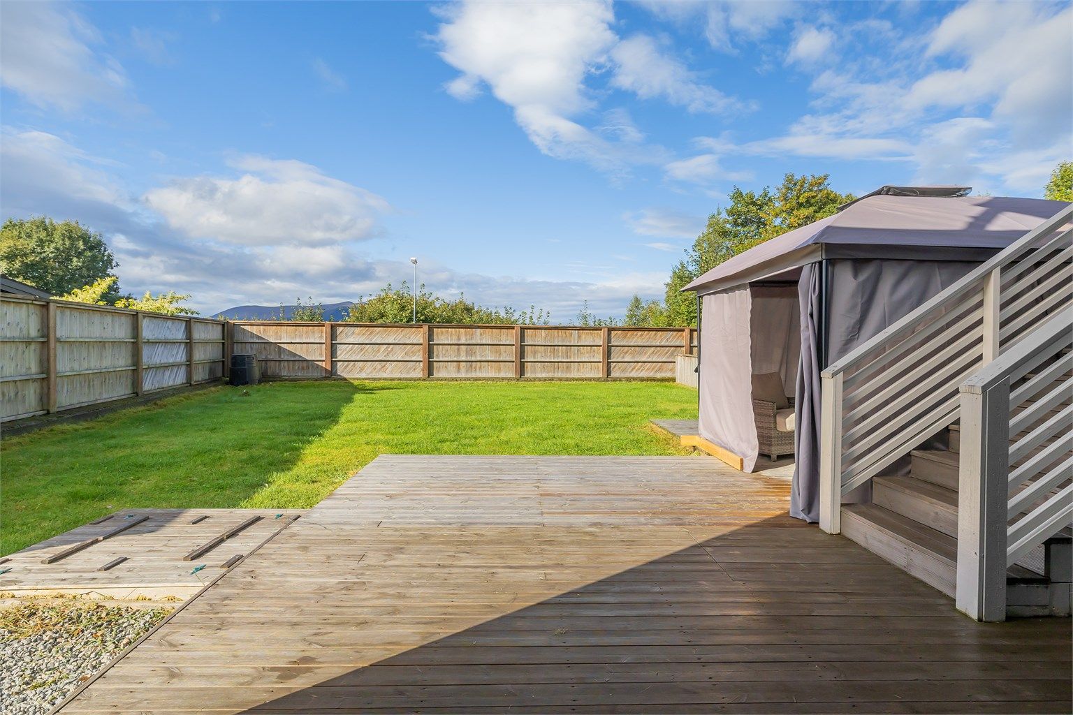 Inngjerdet og skjermet tomt og hage