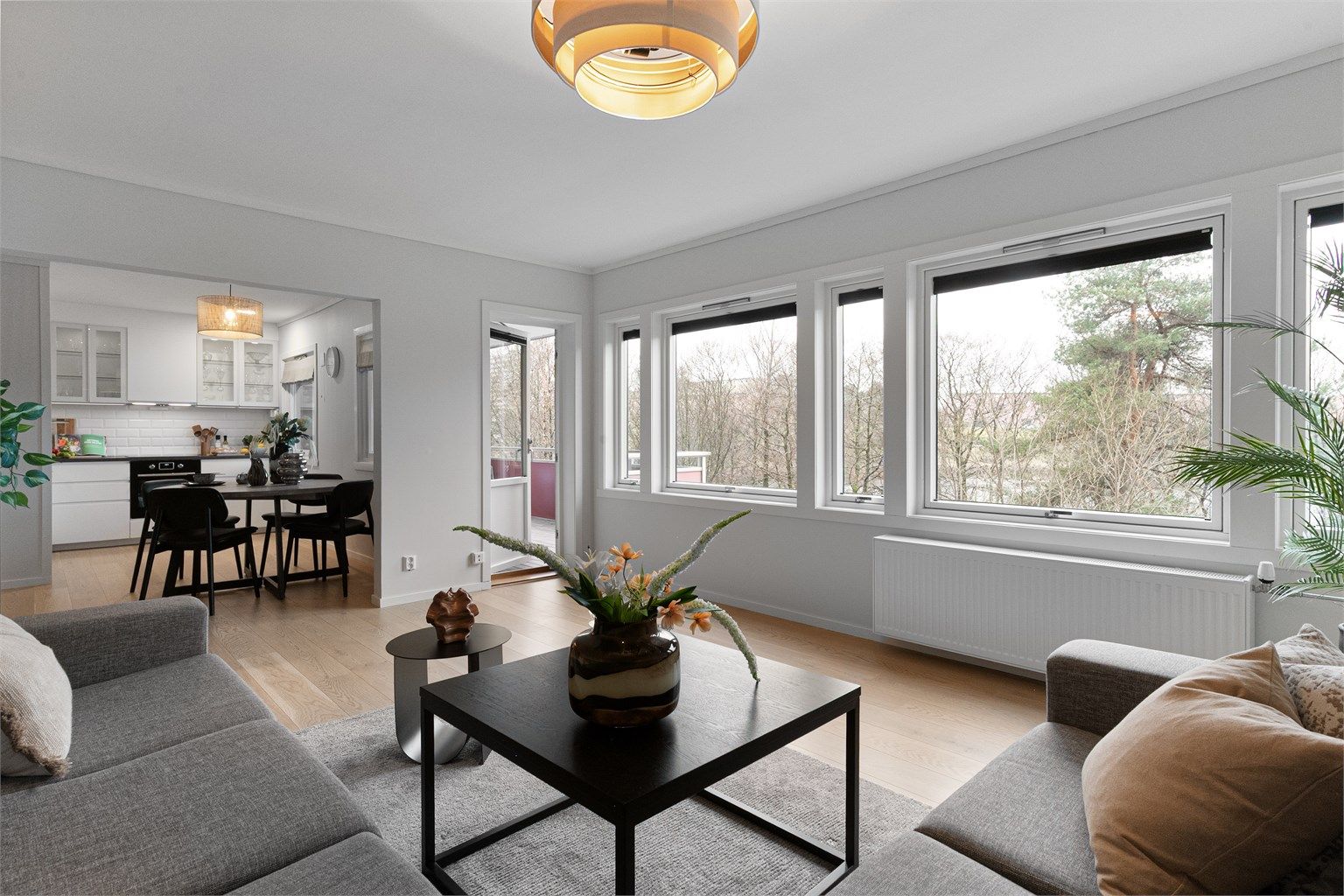 - Utgang til vestvendt balkong på ca. 12 kvm -