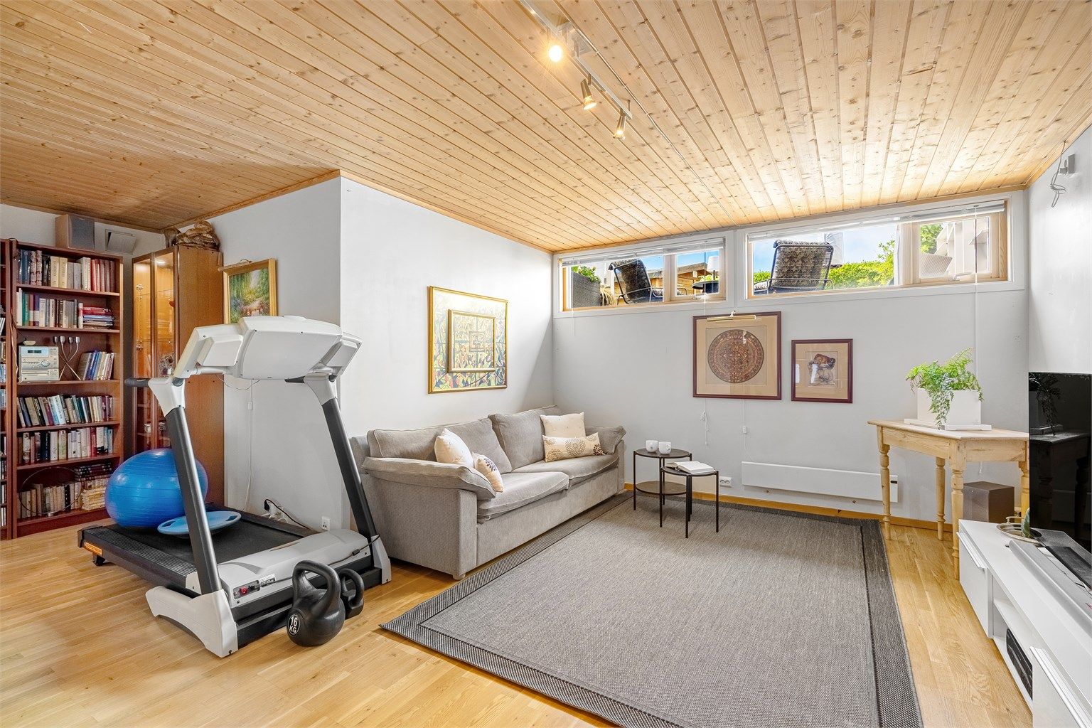 Dersom man ikke vil bruke kontoret so meget kontor, kan man lage til kontorplass her også. 
Det er parkett på gulv, panel i tak og lyse veggflater. 