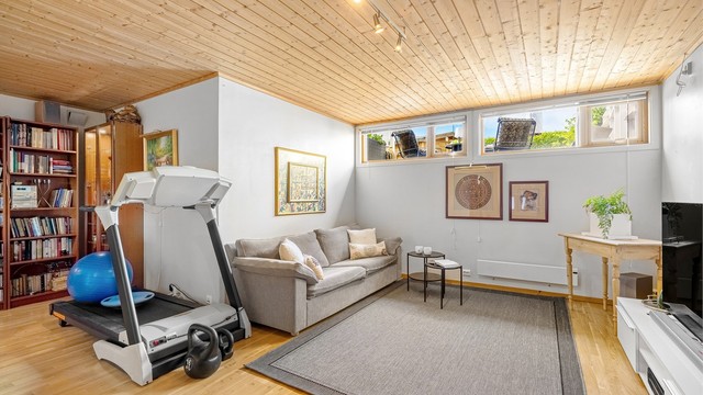 Dersom man ikke vil bruke kontoret so meget kontor, kan man lage til kontorplass her også.
Det er parkett på gulv, panel i tak og lyse veggflater.