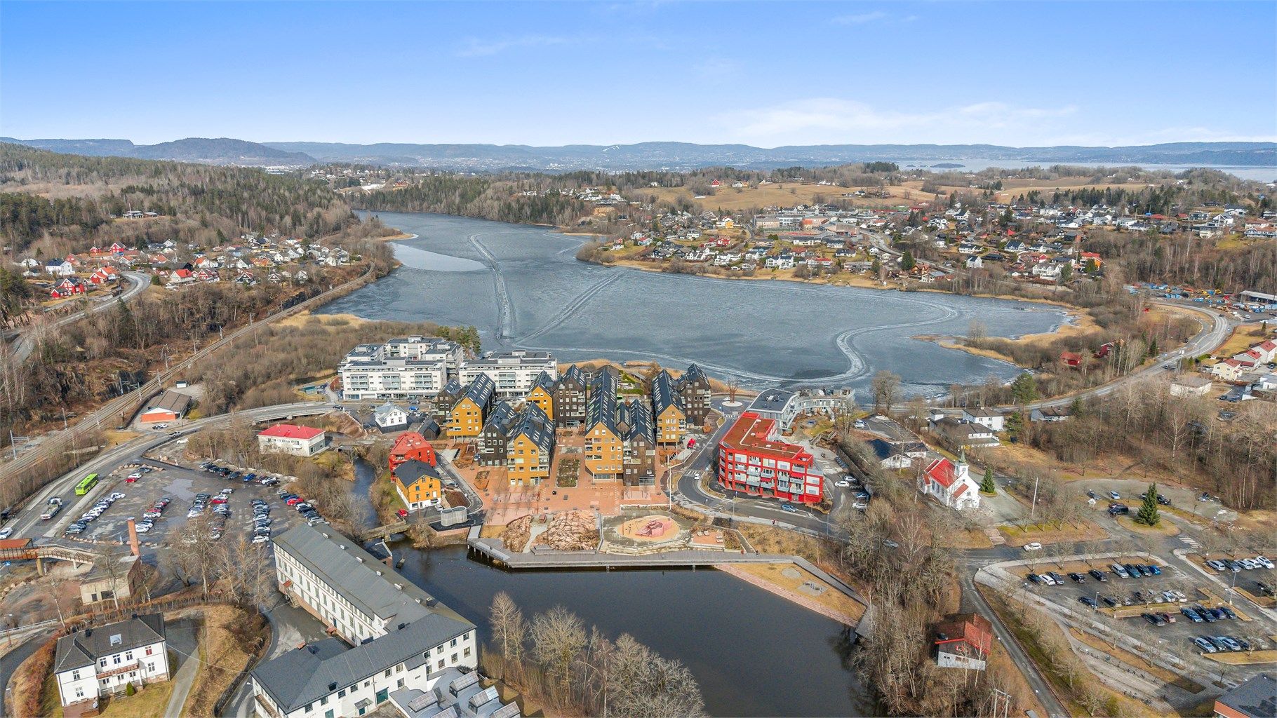 Fra eiendommen gangavstand til Heggedal barneskole. Skolen var ny i desember 2016 og ligger tilknyttet en ny flerbrukshall. For elever i ungdomstrinnene er det ca. 400 meter å gå til Hovedgården ungdomsskole.