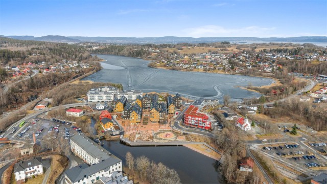 Fra eiendommen gangavstand til Heggedal barneskole. Skolen var ny i desember 2016 og ligger tilknyttet en ny flerbrukshall. For elever i ungdomstrinnene er det ca. 400 meter å gå til Hovedgården ungdomsskole.