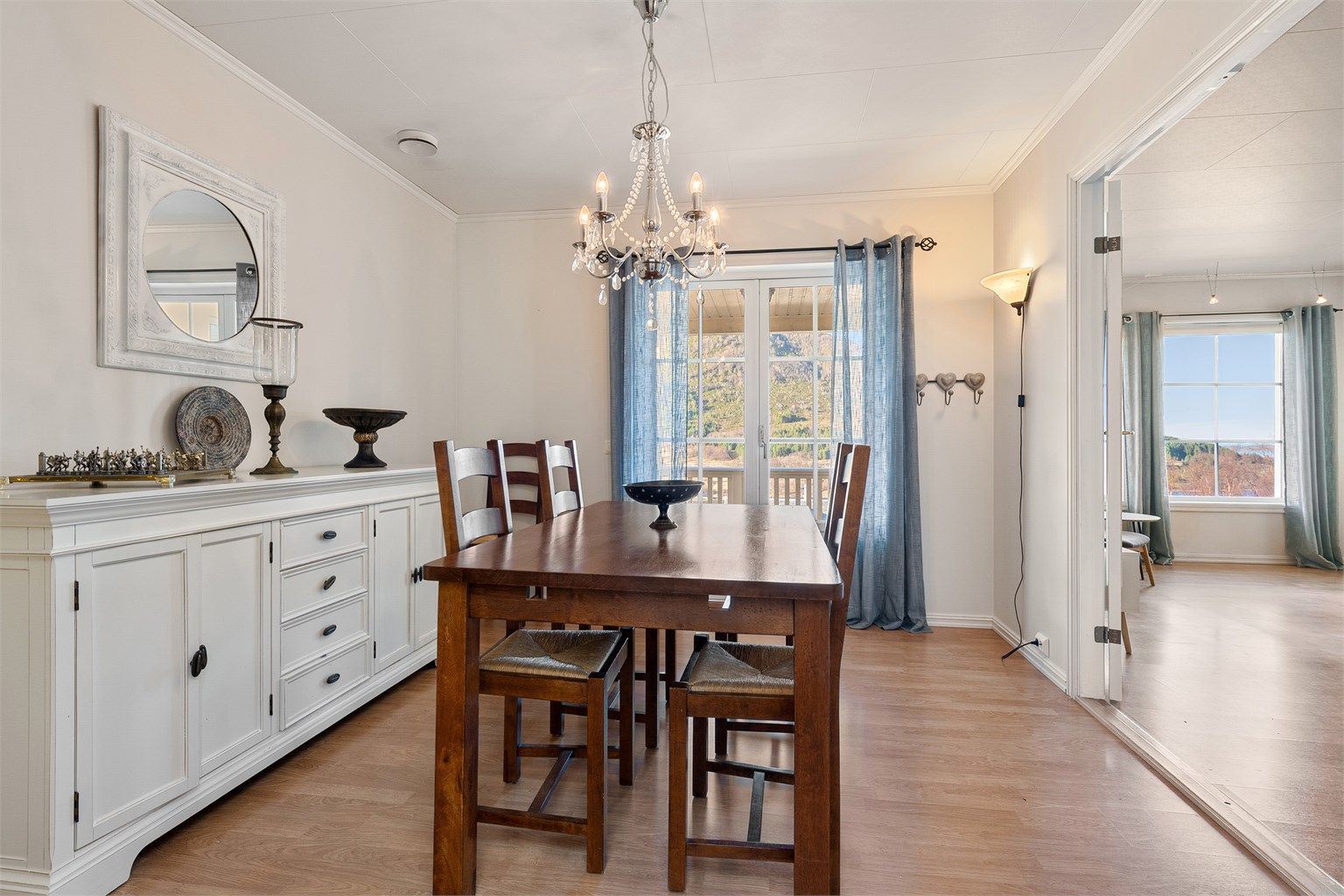 Spisestue med dobble dører med glassfelt mot stuedel