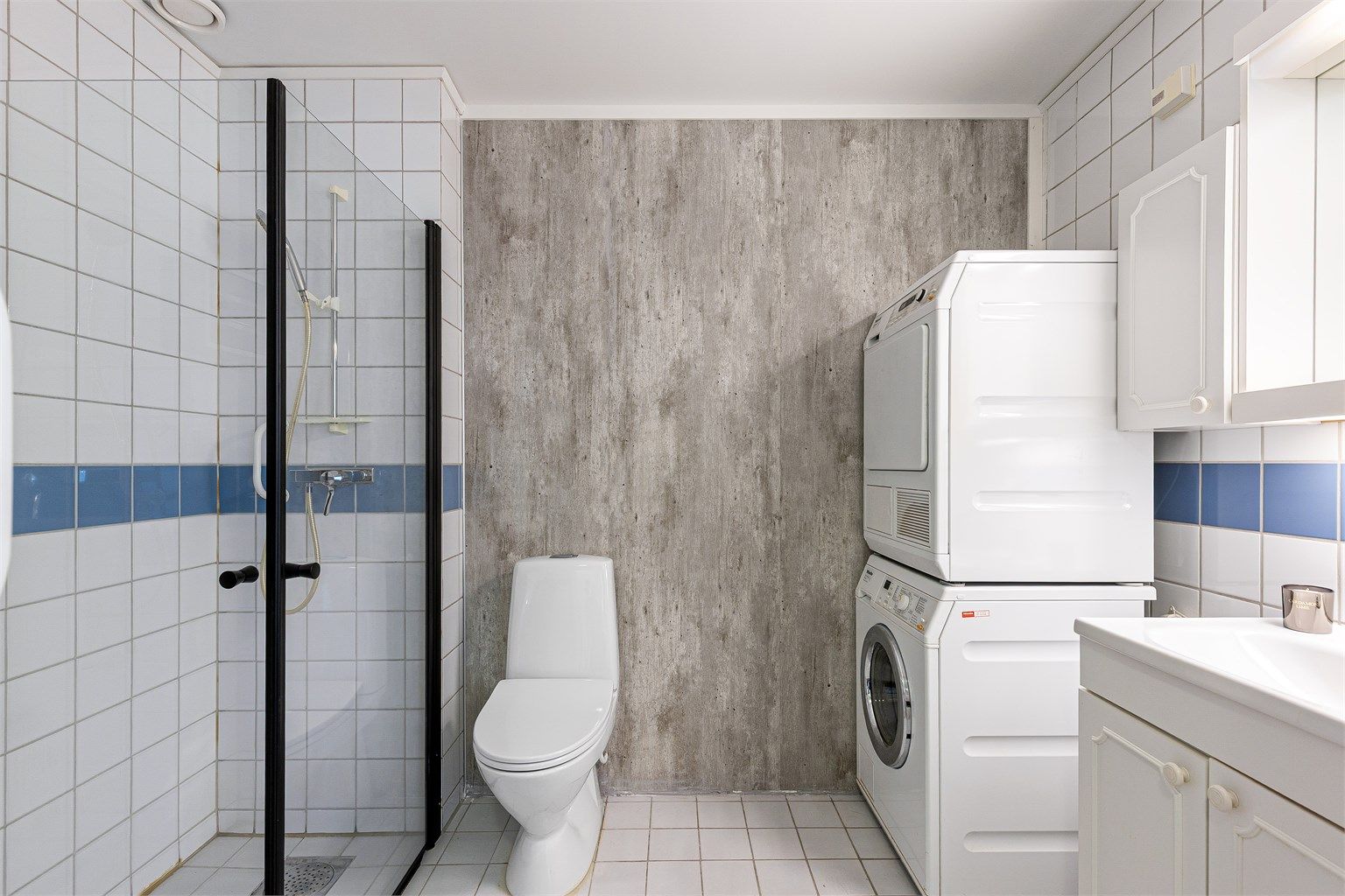 Flislagt bad med gulvvarme og opplegg for vaskemaskin og tørketrommel. Badet er gitt TG 3 som en helhetsvurdering.