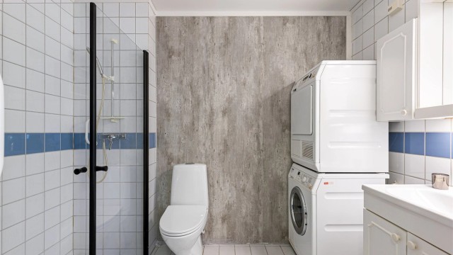 Flislagt bad med gulvvarme og opplegg for vaskemaskin og tørketrommel. Badet er gitt TG 3 som en helhetsvurdering.