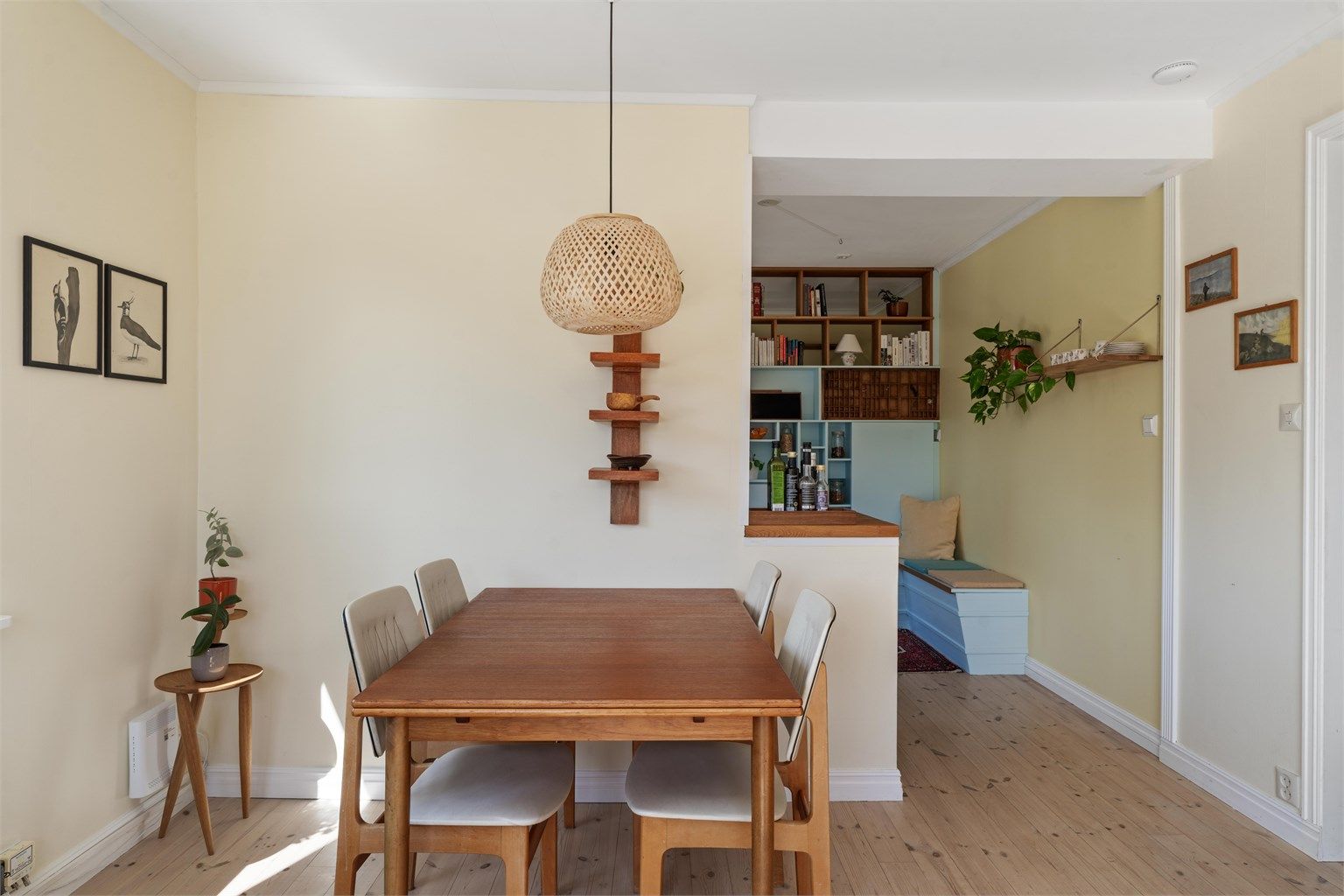 Spiseplassen er naturlig plassert i overgangen mellom stue og kjøkken.