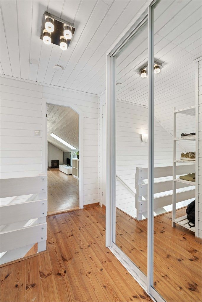 Skyvedørsgarderobe i gangen.