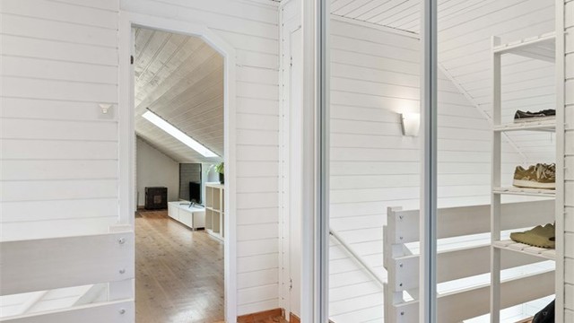 Skyvedørsgarderobe i gangen.