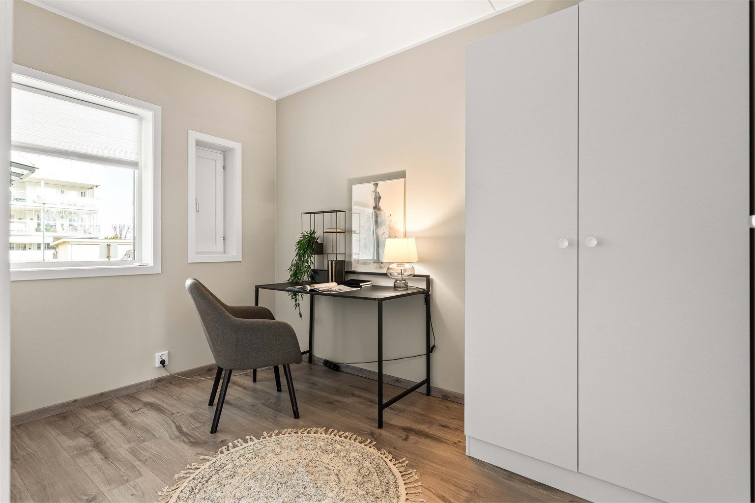 Soverom 2. Det er også plass til en praktisk kontorkrok ved vinduet dersom man ønsker en løsning for hjemmekontor.