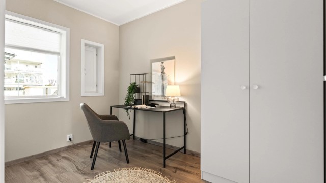 Soverom 2. Det er også plass til en praktisk kontorkrok ved vinduet dersom man ønsker en løsning for hjemmekontor.