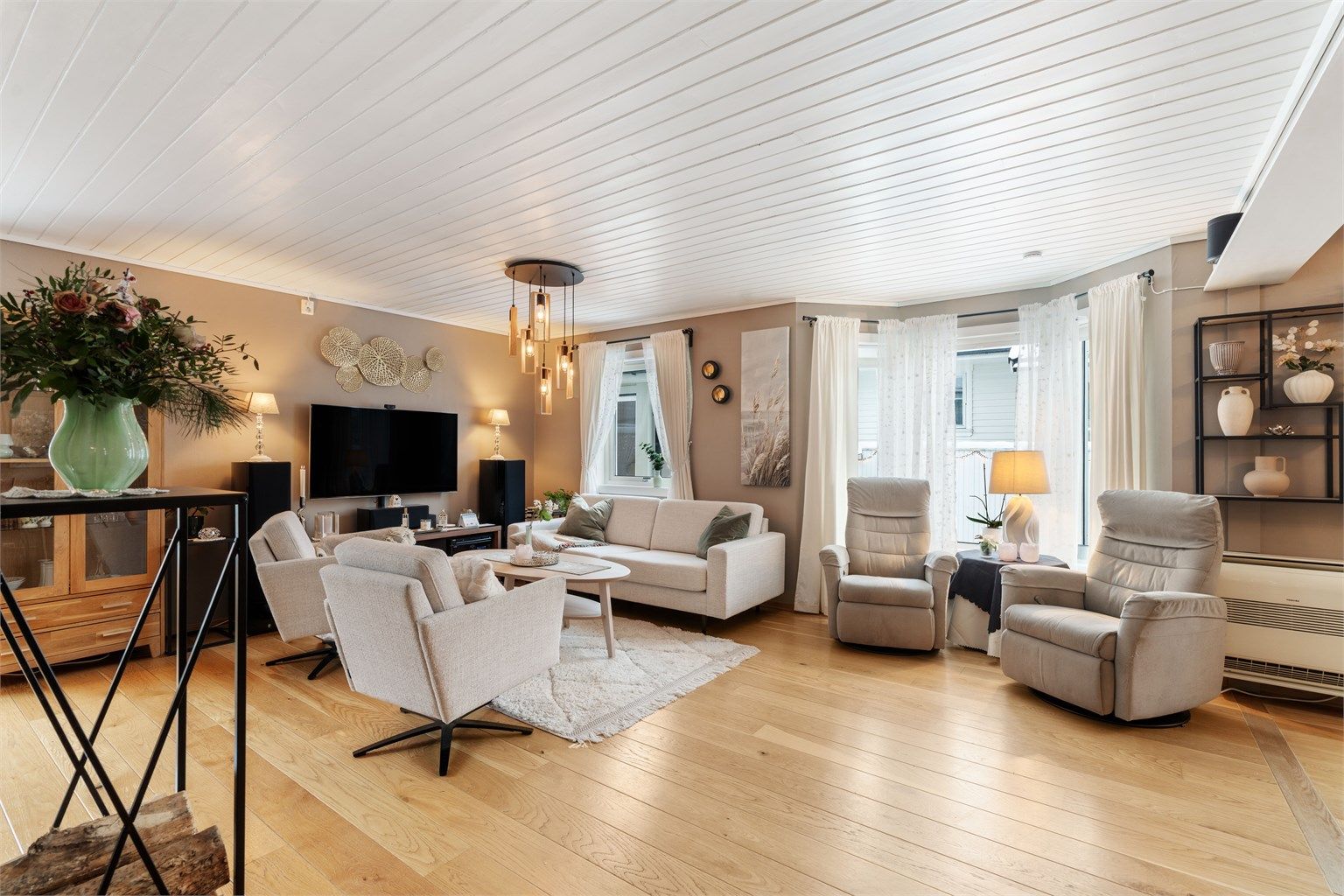 Stuen har parkett med gulvvarme, peisovn samt en effektiv varmepumpe. Foto: Nordbø Foto (Martin Nordbø)