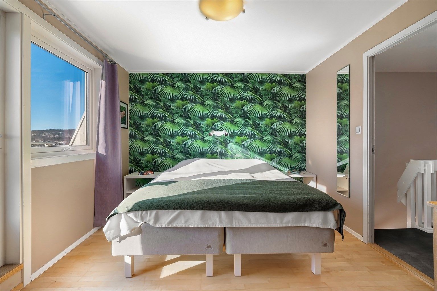 Romslig hovedsoverom med utgang til balkong