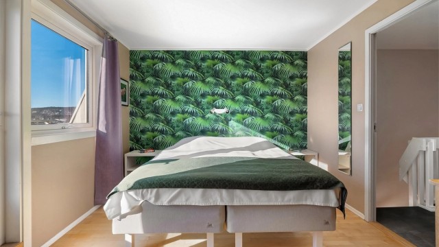 Romslig hovedsoverom med utgang til balkong