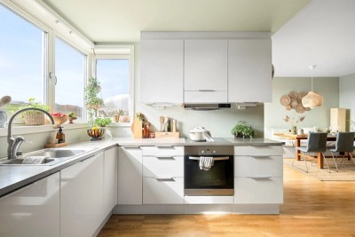 Store vindusflater over kjøkkenbenken gir fint utsyn og rikelig lysinnslipp. 