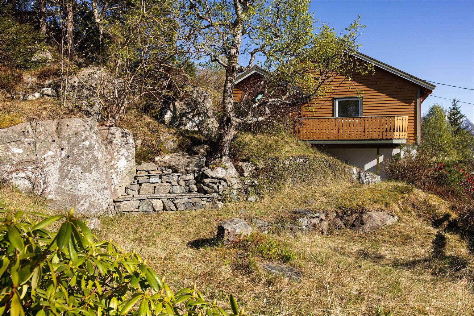 Tomten er på ca 1.127m² og er i all hovedsak naturtomt